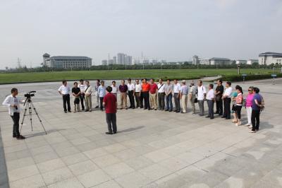 崔永平高工在向同学们介绍九龙湖校区设计
