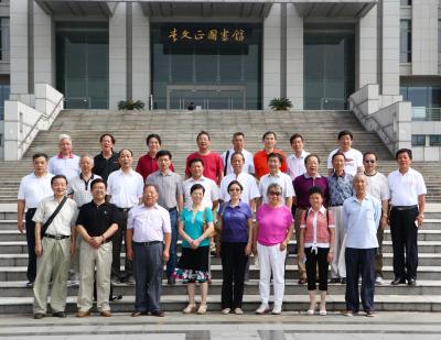 在九龙湖校区图书馆前合影